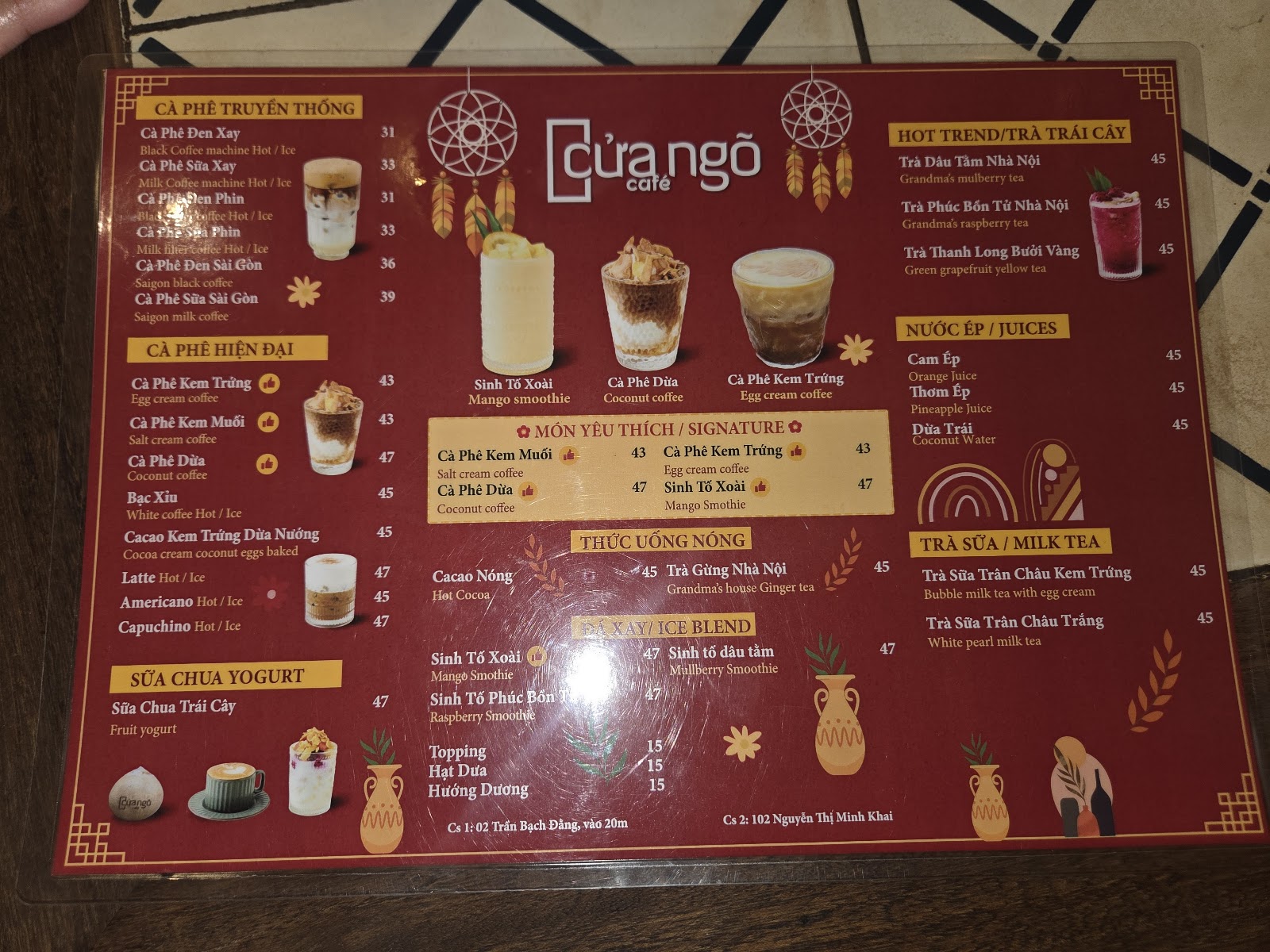 Góc ngồi Cửa Ngõ Café
