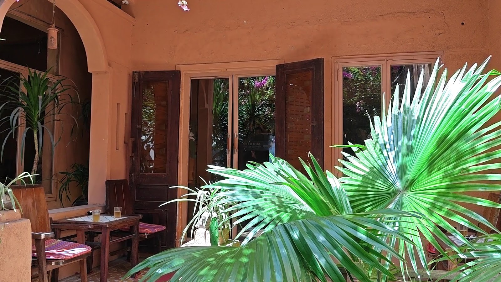 Bàn cafe Cửa Ngõ