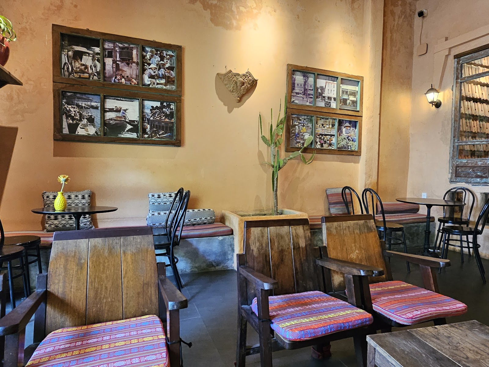 Cửa Ngõ Café